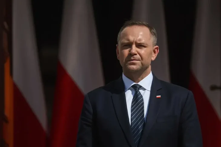 Президент Польши Кароль Навроцкий возле флагов