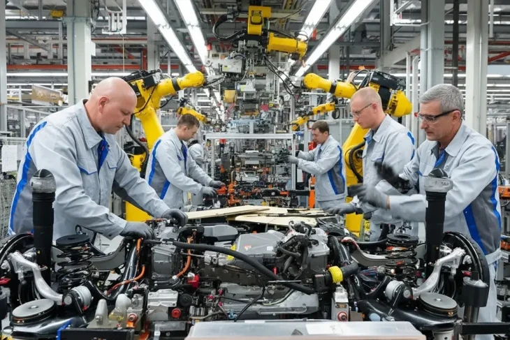 Производственная линия на современном автомобильном заводе