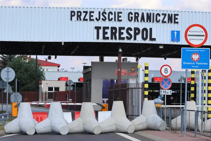 Вид на вход погранперехода в Тересполе после закрытия