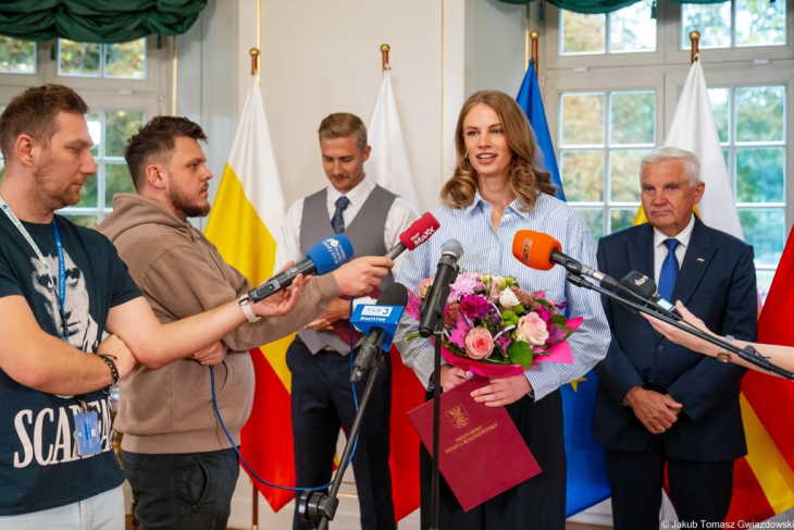 Мария Жодик дает интервью на торжественном мероприятии в Белостоке