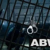 Концептуальное изображение о борьбе ABW (Агентства внутренней безопасности Польши) с диверсией. На переднем плане — наручники и решетка, символизирующие задержание. На фоне железнодорожных путей две нечеткие фигуры (преступники / диверсанты) используют фонарики и мобильные телефоны для незаконной фотосъемки критической инфраструктуры. Логотип ABW в правом нижнем углу.