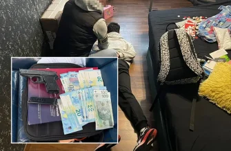 Коллаж, показывающий задержание человека на полу в комнате (вид сверху) в Варшаве (Польша) и врезанное изображение с изъятыми уликами: пистолет, магазин и крупные пачки евро и польских злотых. Лиц людей на фото не видно.