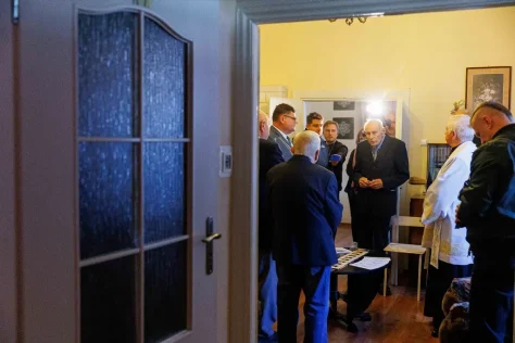 Доктор Тадеуш Боровский-Бешта (пожилой мужчина в черном костюме) общается с гостями и журналистами в помещении во время открытия новой штаб-квартиры Фонда "Wytchnienie" (Передышка) на ul. Świętojańska в Белостоке.