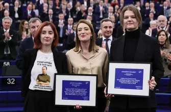 Ирма Димитрадзе (слева), Роберта Метсола и Яна Почобут в Европейском парламенте