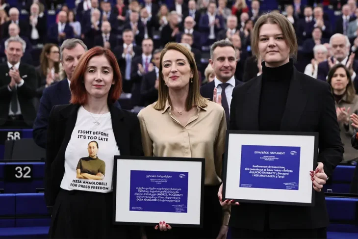 Ирма Димитрадзе (слева), Роберта Метсола и Яна Почобут в Европейском парламенте