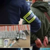 Полицейский в форме с нарукавником "POLICJA" задерживает мужчину, изъятые лекарства